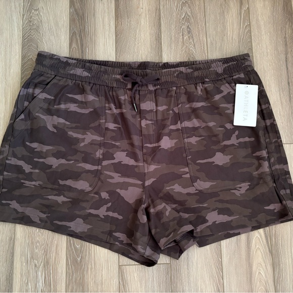 Athleta Pants - Athleta Camo Farallon Shorts Size Women’s 26 NWT